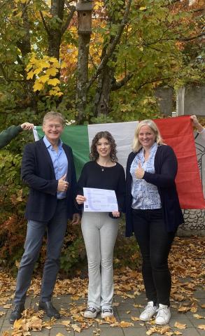 Schulleiter Herr Kraus und Frau Steinbock gratulieren Fabiana Schwandner zum erworbenen CILS-Zertifikat.