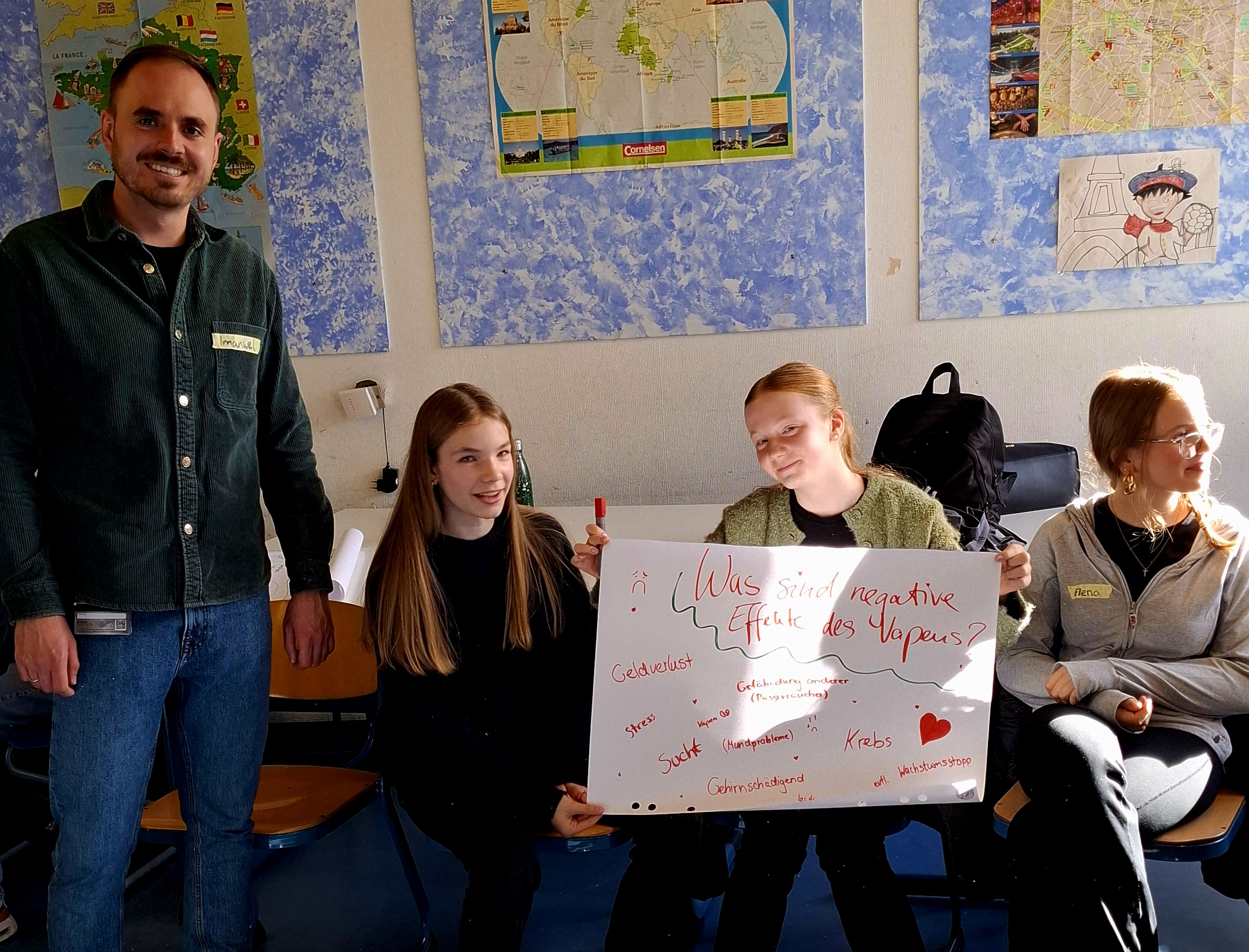 Schülerinnen und Schüler präsentieren ihr Poster. 