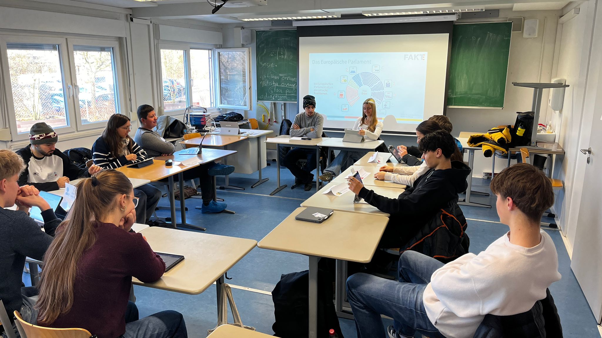 Schüler bei einem Vortrag zum Europäischen Parlament.
