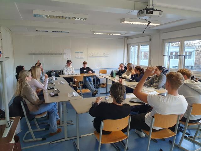 Schüler beim Planspiel zum Thema "Fakt oder Fake". 