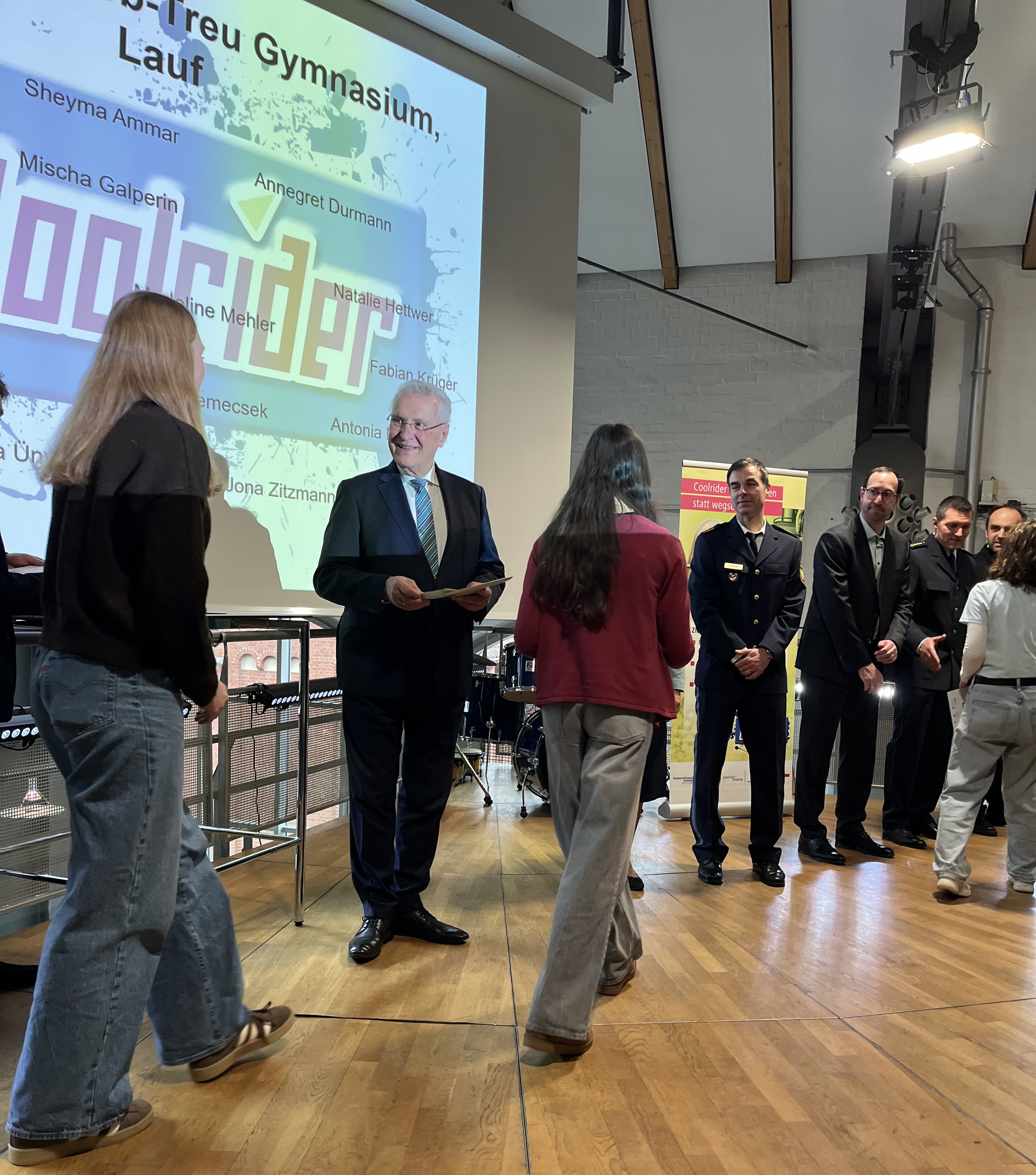 Joachim Herrmann bei der Ehrung der Coolrider des CJT-Gymnasiums.