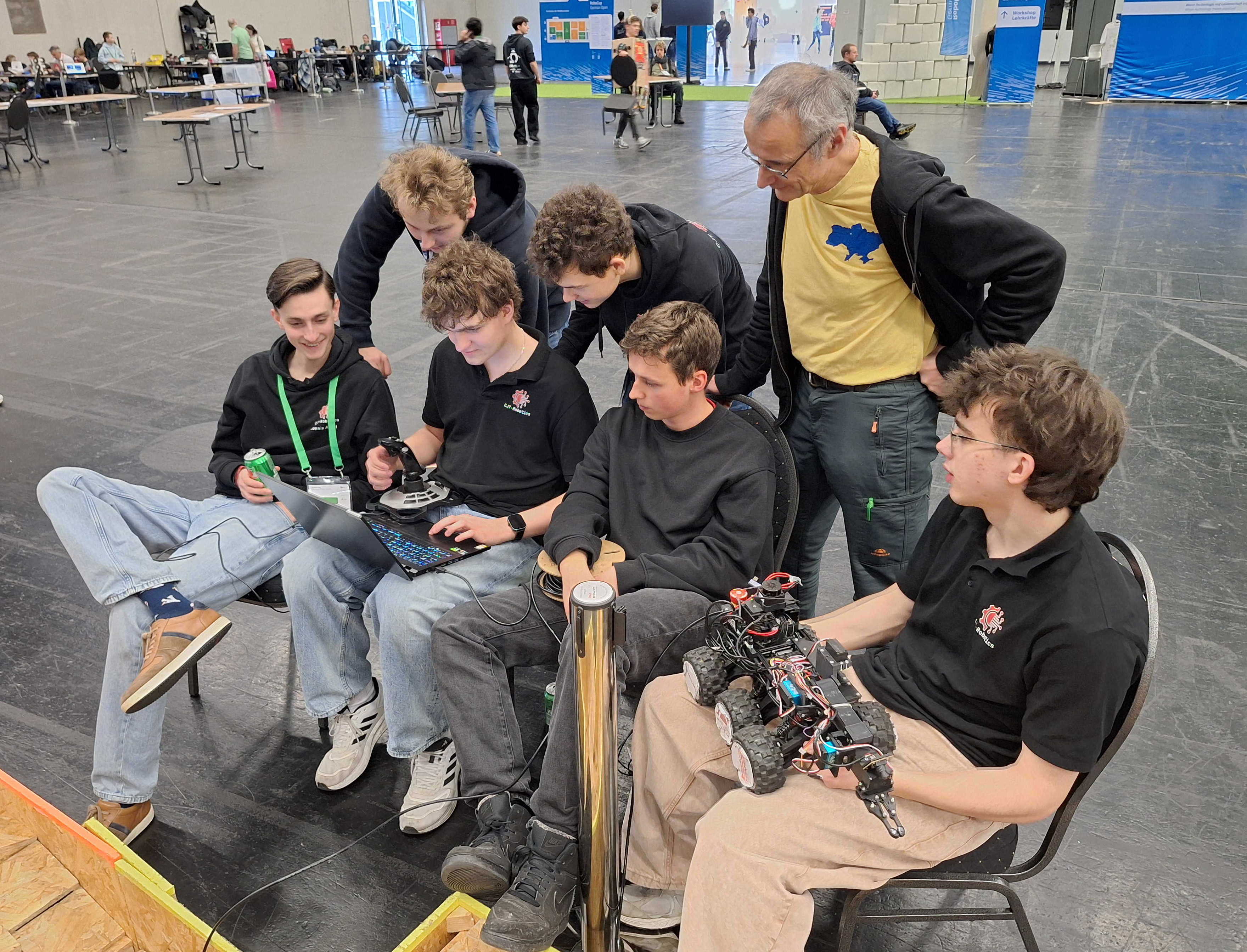 Das CJT-Robotik-Team bespricht sich. 