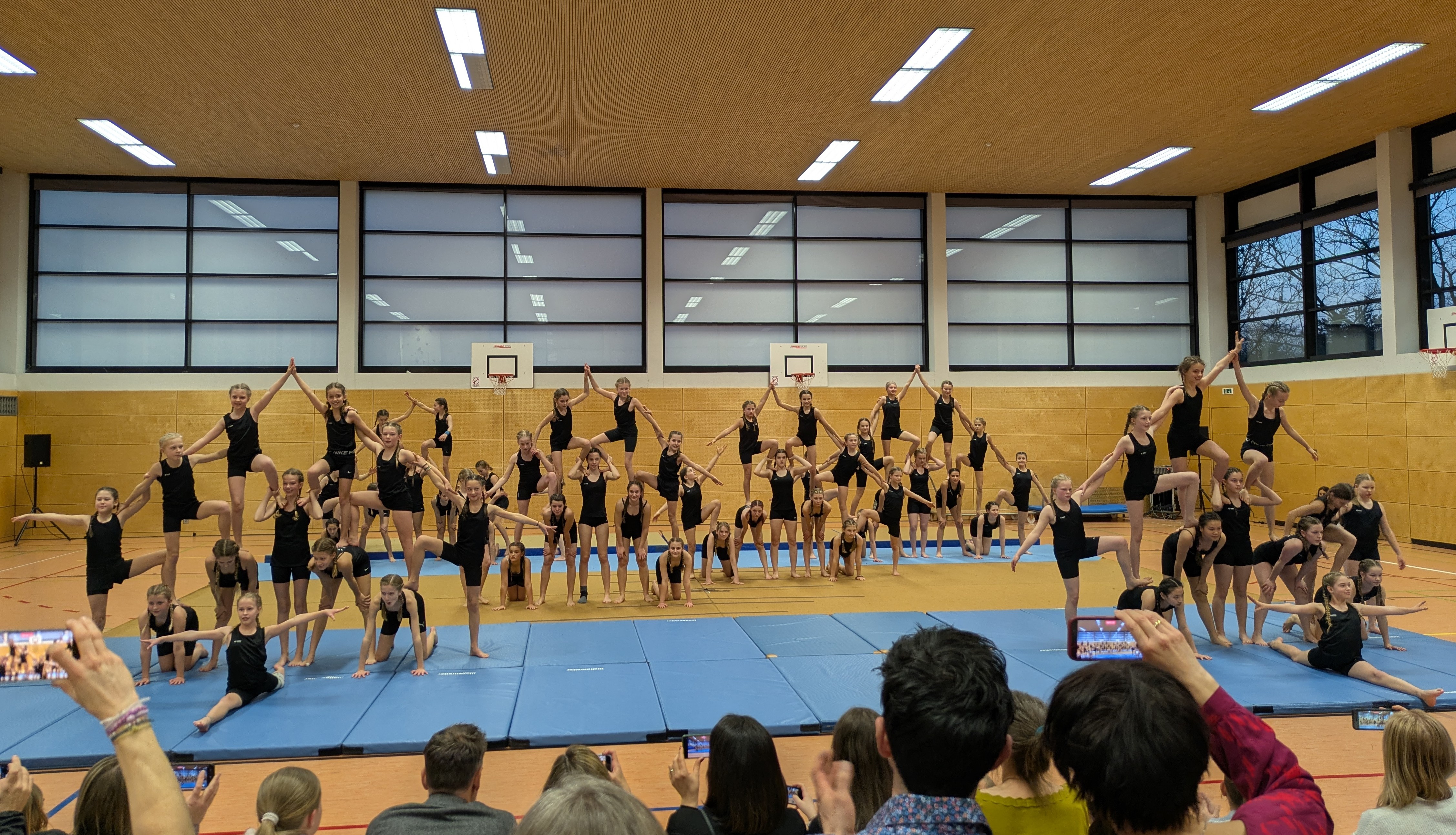 Abschlusspyramide des Turnteams. 
