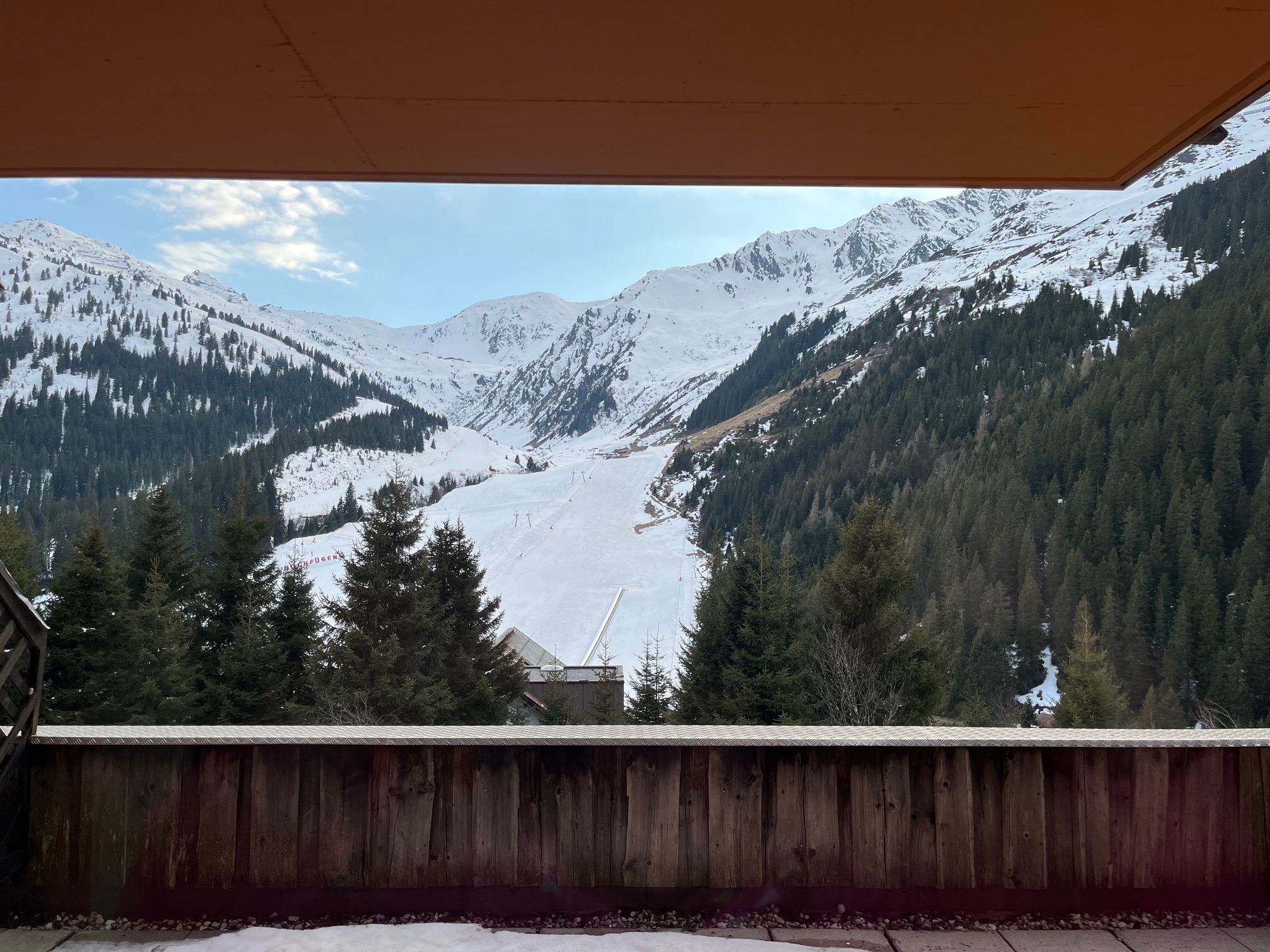 Sonniger Tag im Skilager. 