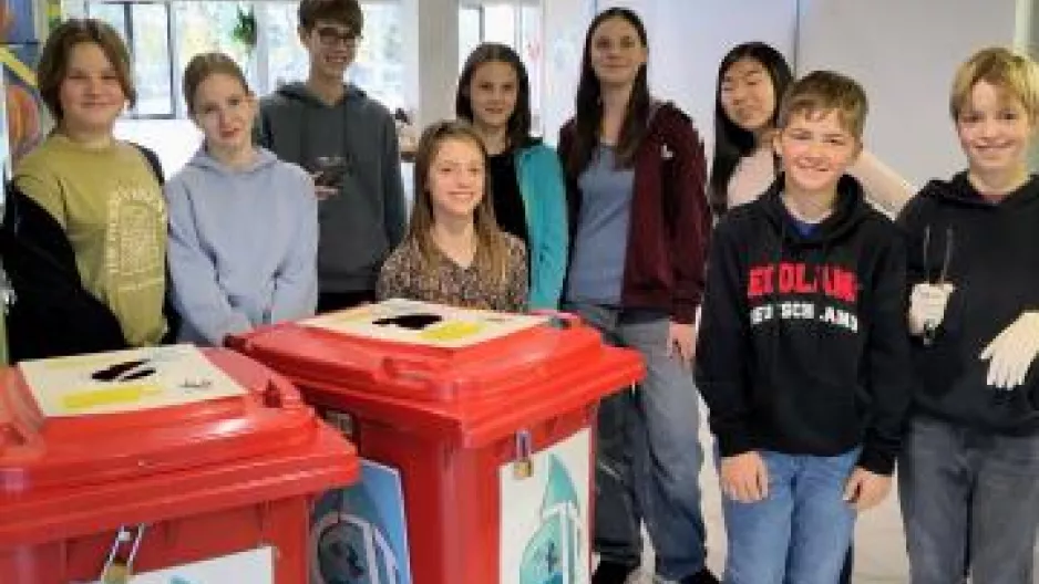 Die Pfandtonnen in der Aula. 